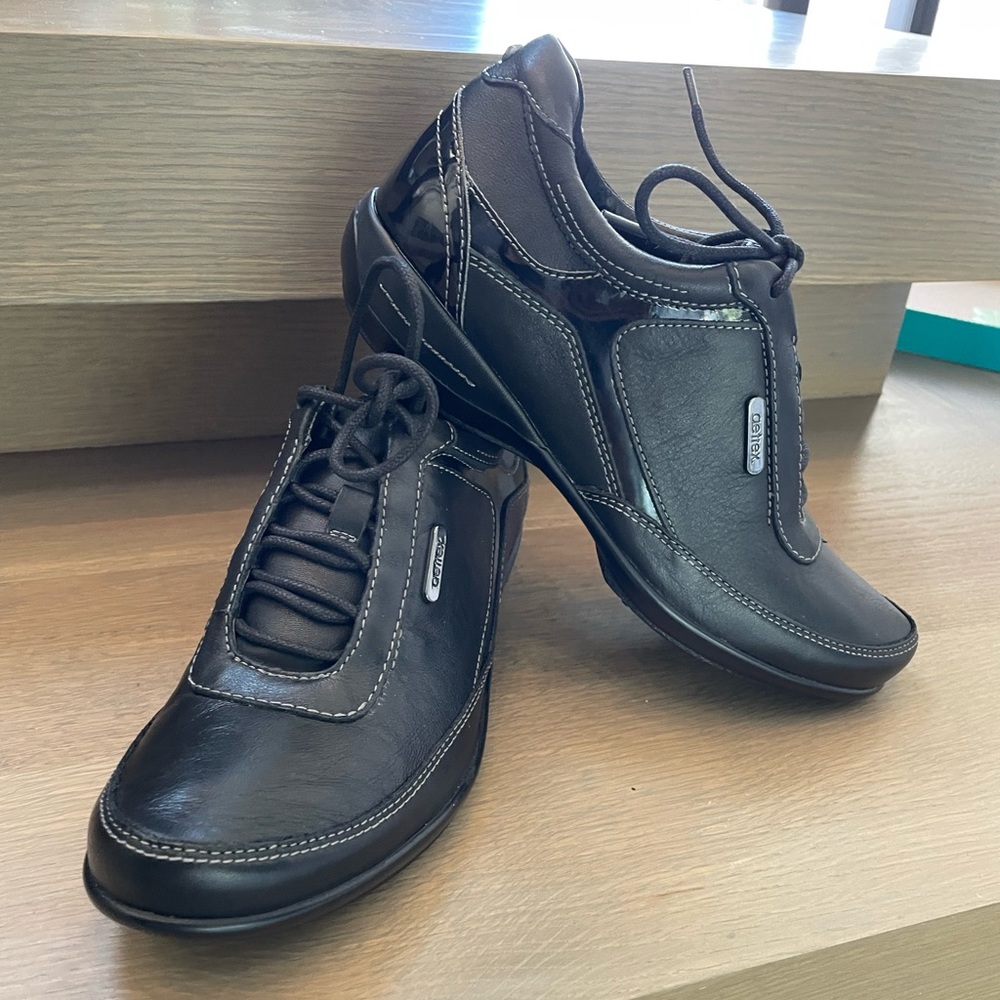 Aetrex Holly Lace Up Oxford in Medium Width in color Black